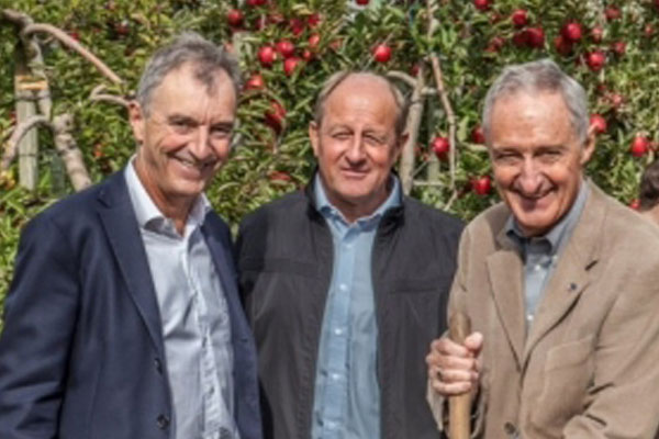 New Zealand Ambassador to France visits orchards growing JAZZ Apples